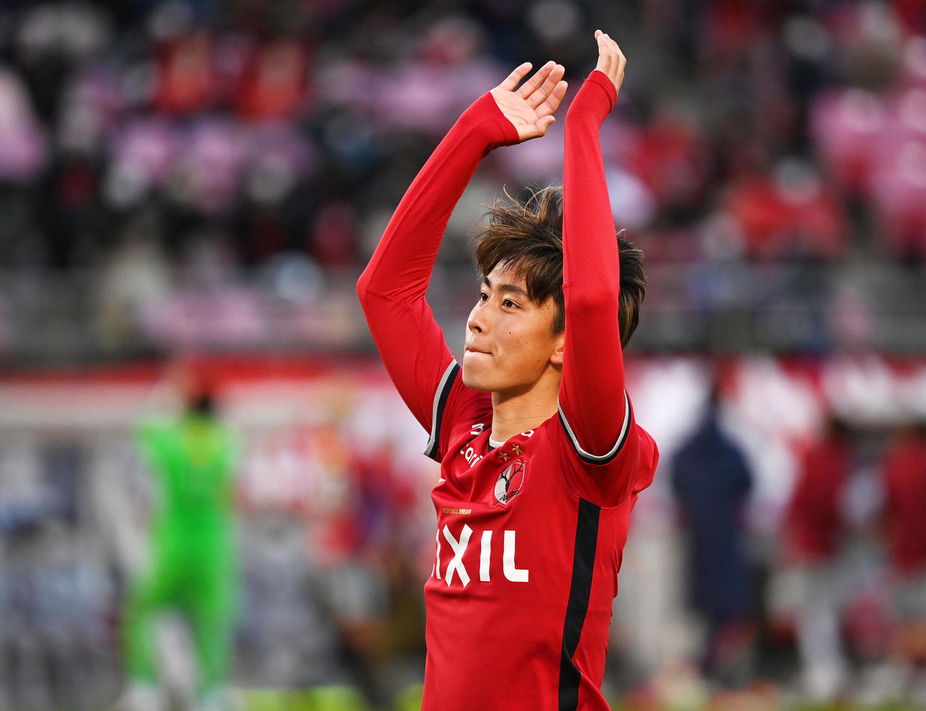 鹿島対柏　柏に勝利し声援に応える鹿島荒木（撮影・横山健太）