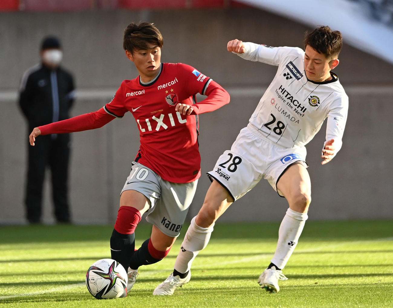 鹿島対柏　後半、ドリブルする鹿島荒木（左）。右は柏戸島（撮影・横山健太）