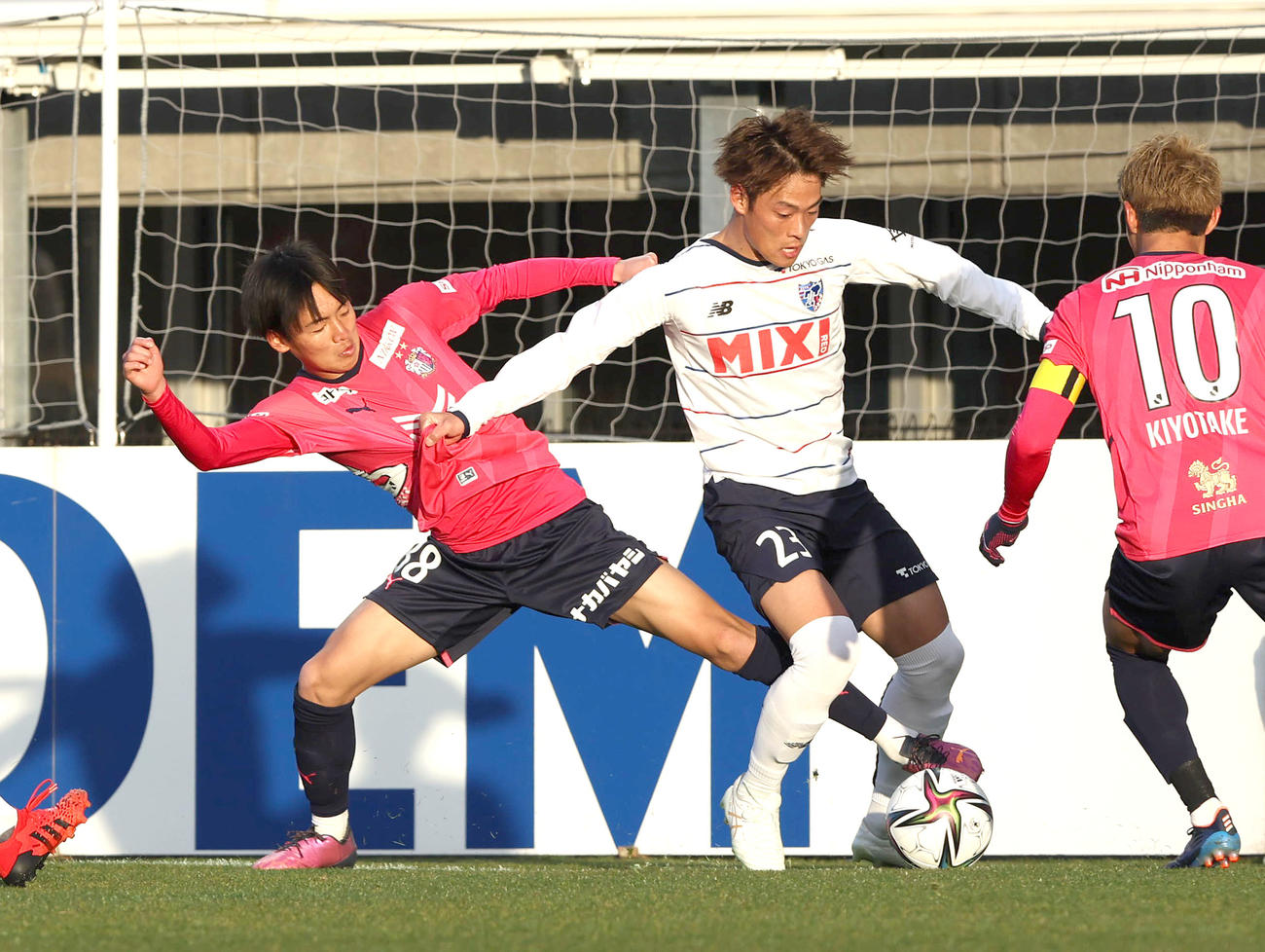C大阪対FC東京　後半、競り合うC大阪FW北野（左）とFC東京DF渡辺（撮影・白石智彦）