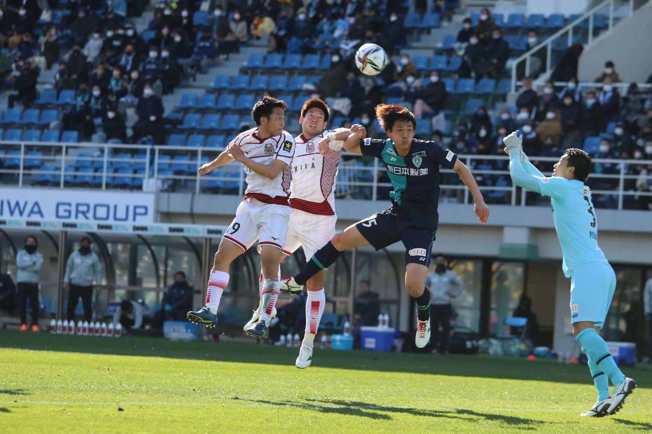 福岡対札幌　後半、ゴール前の空中戦で競り合う札幌小柏（左）と深井（左から2人目）（撮影・山崎純一）