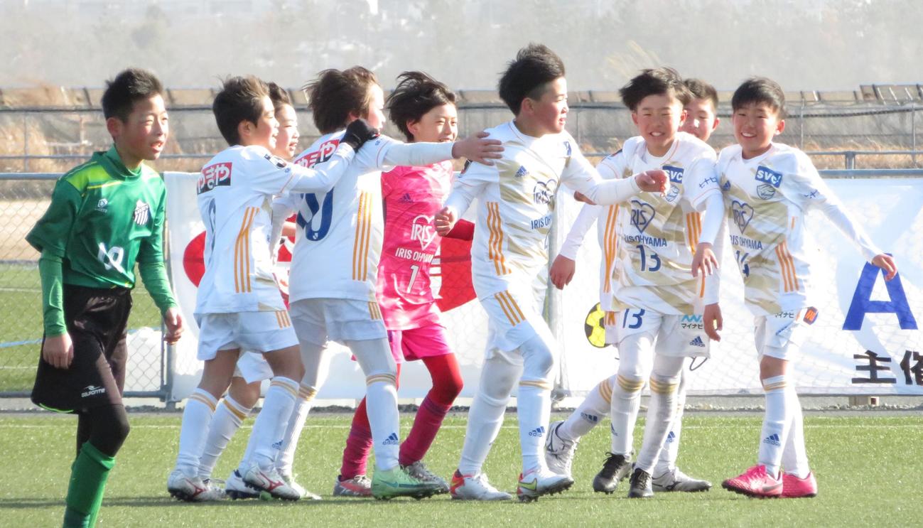 5度目の優勝を飾り、笑みを浮かべるベガルタ仙台ジュニアの選手たち（撮影・峯岸佑樹）