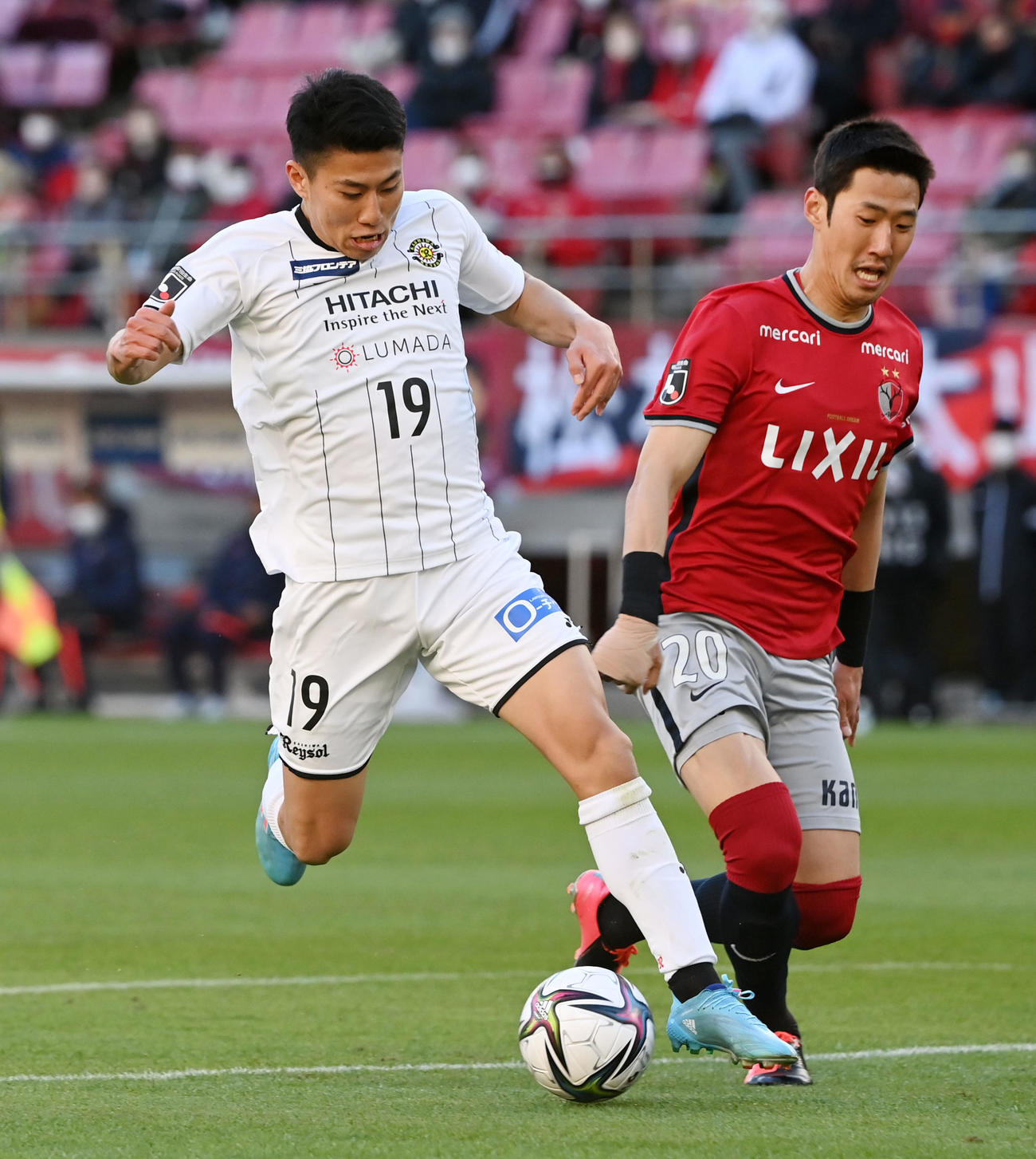 鹿島対柏　後半、ドリブルする柏細谷（左）。右は鹿島キム・ミンテ（撮影・横山健太）
