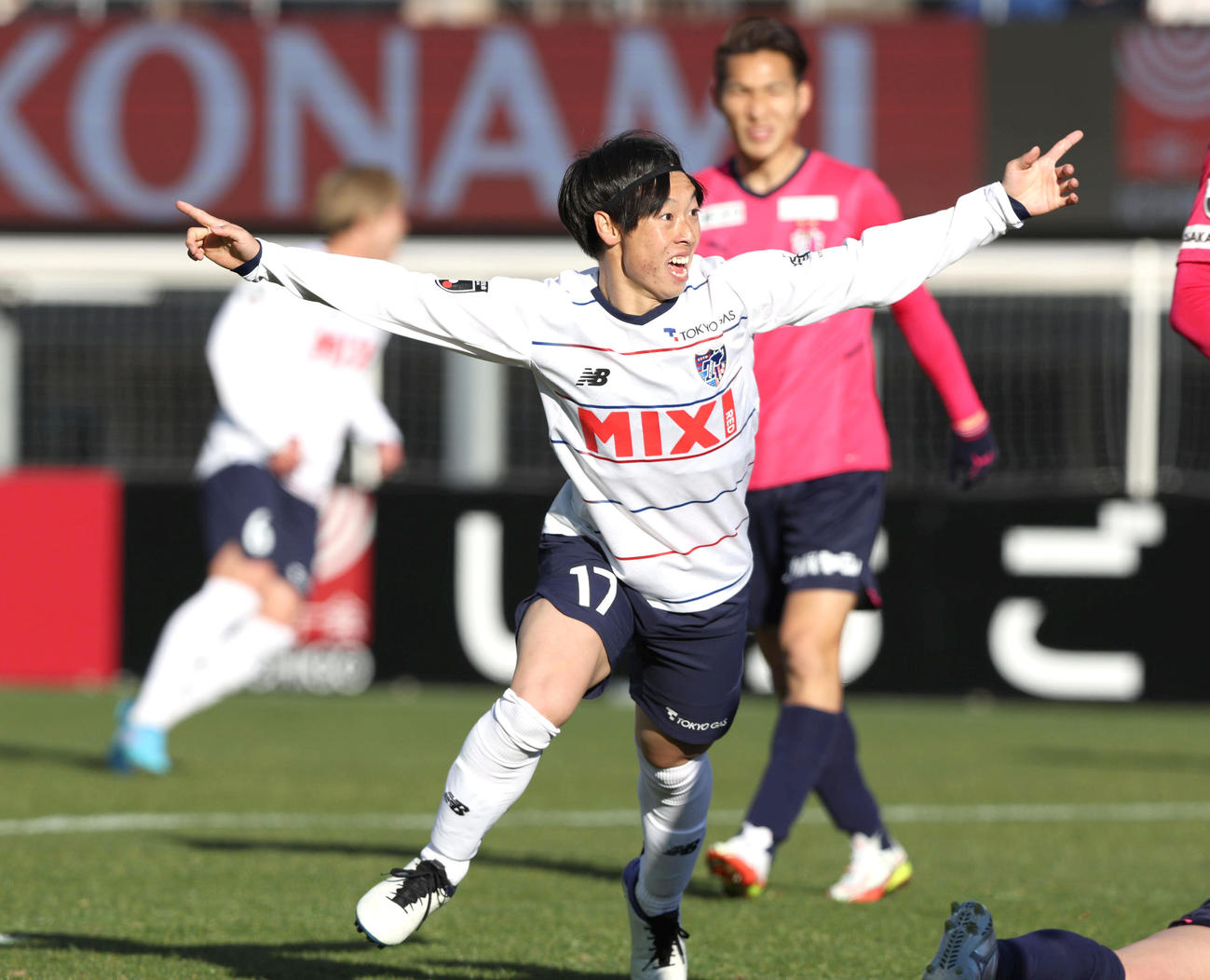C大阪対FC東京　前半、先制ゴールを決めて両手を広げて喜ぶFC東京FW紺野（撮影・白石智彦）