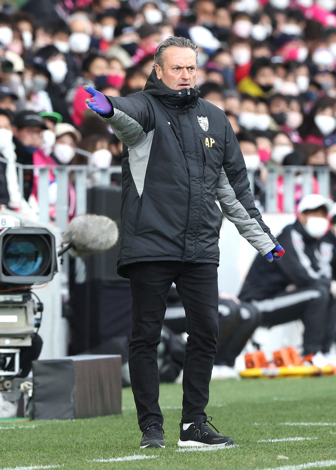 C大阪対FC東京　選手指示を出すFC東京アルベル監督（撮影・白石智彦）