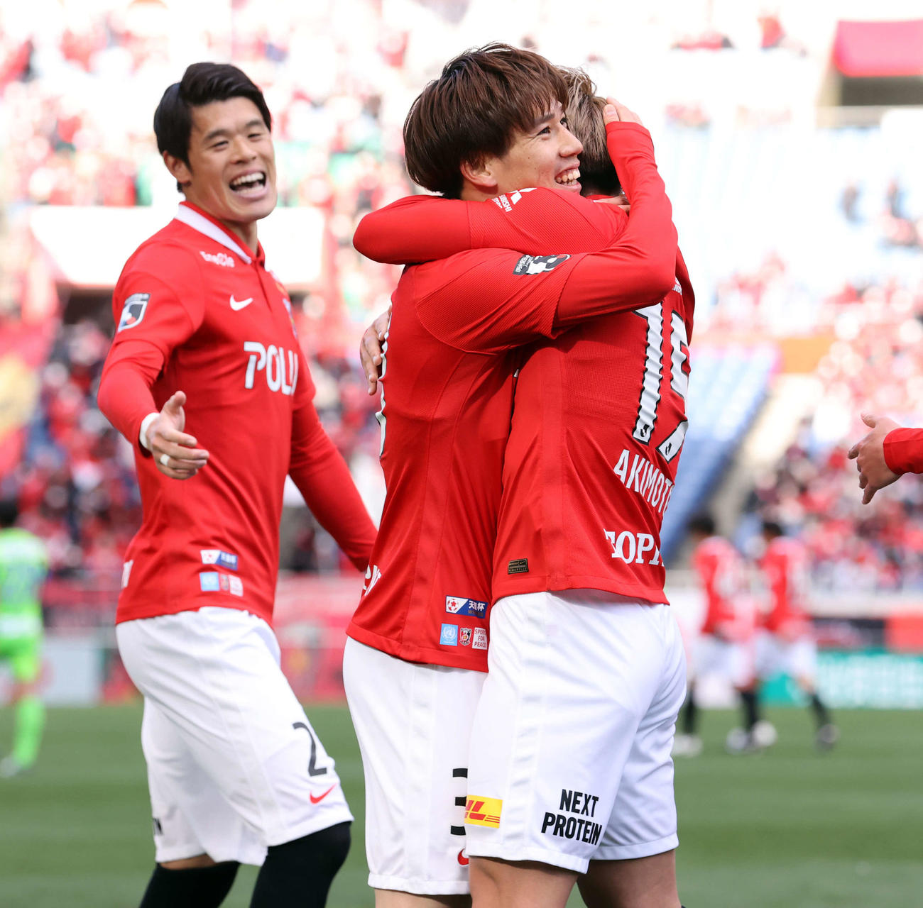 浦和対湘南　前半、先制ゴールを決めイレブンに祝福される浦和江坂（中央）。左は酒井（撮影・浅見桂子）