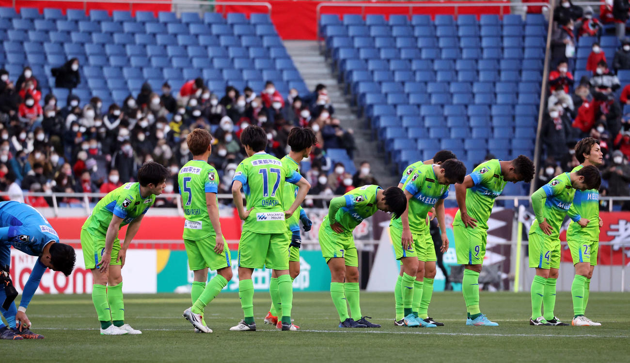 浦和対湘南　0－2で敗れ、がっくりとあいさつする湘南イレブン（撮影・浅見桂子）