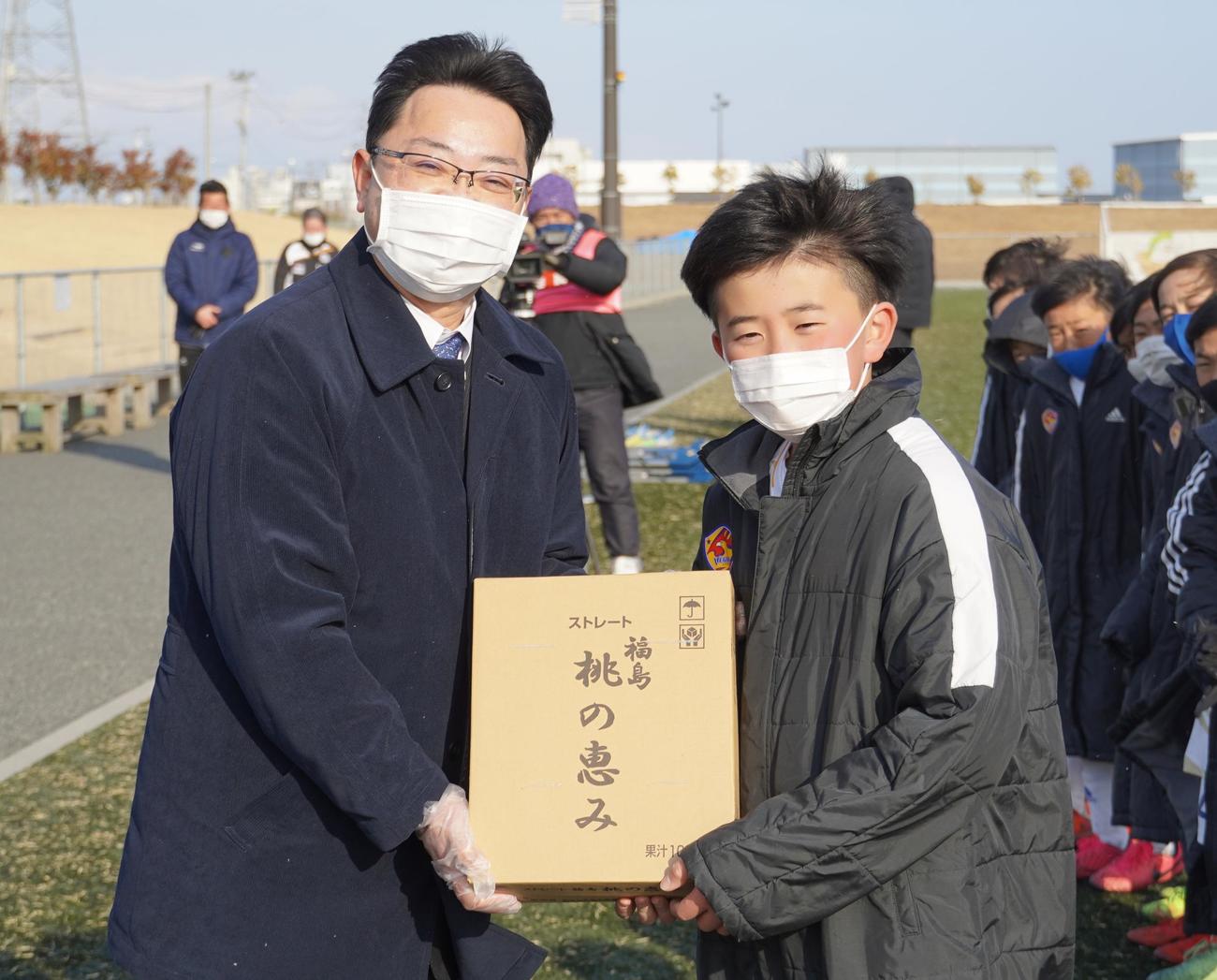 優勝チームに副賞を手渡すJA全農福島県本部の金成広之副本部長