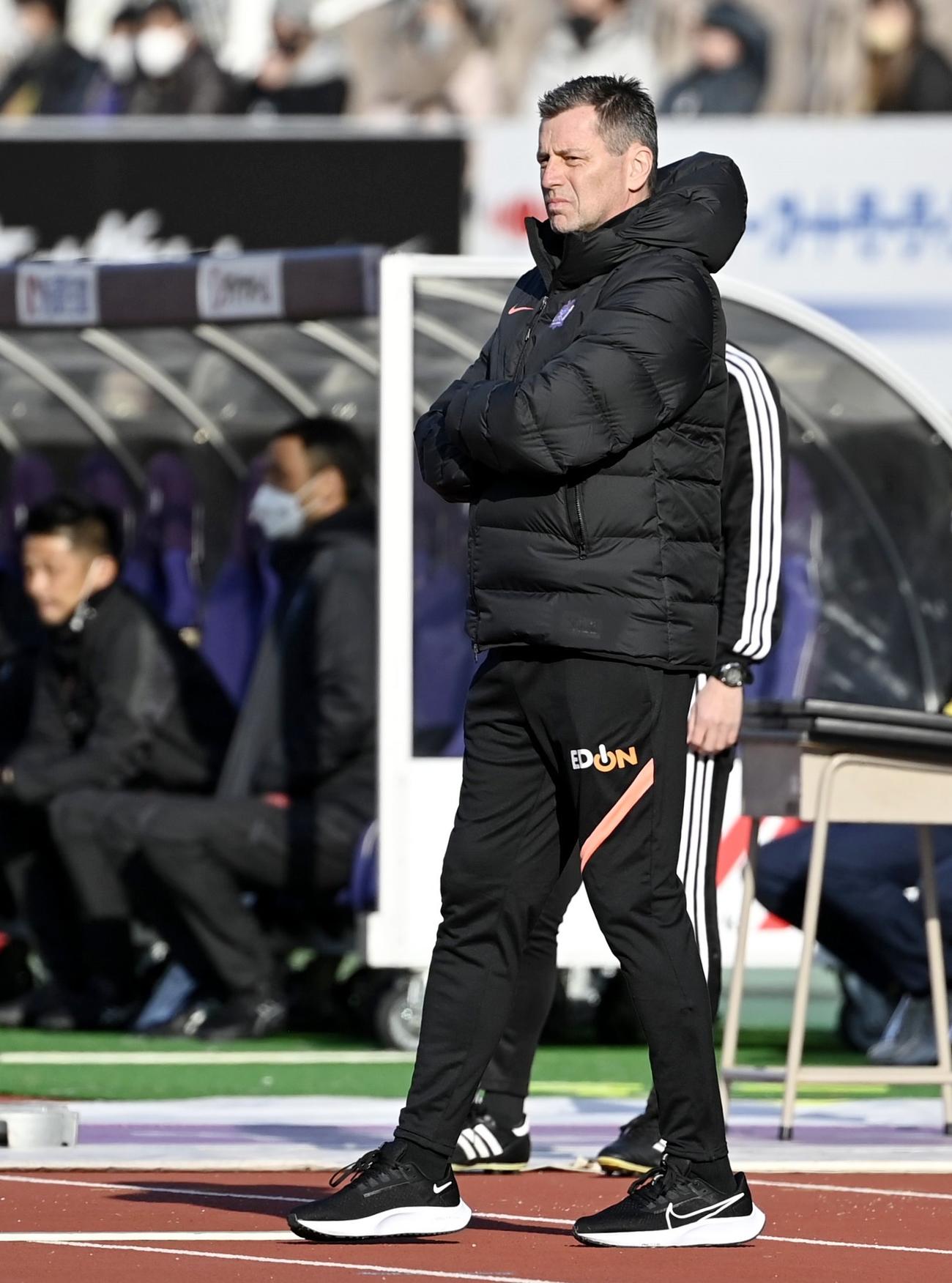 前半、試合を見守る広島スキッベ監督（共同）