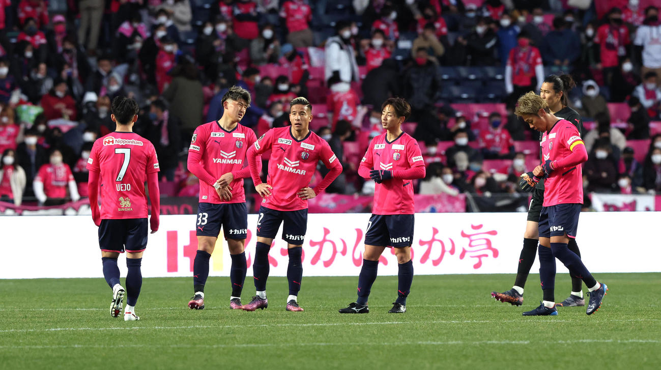 C大阪対FC東京　FC東京に敗れて肩を落とすC大阪イレブン　（撮影・白石智彦）