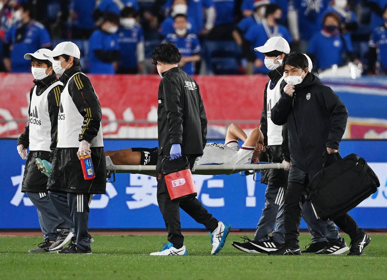 横浜対神戸　前半、足を押さえ倒れ込む神戸武藤（2022年3月2日）