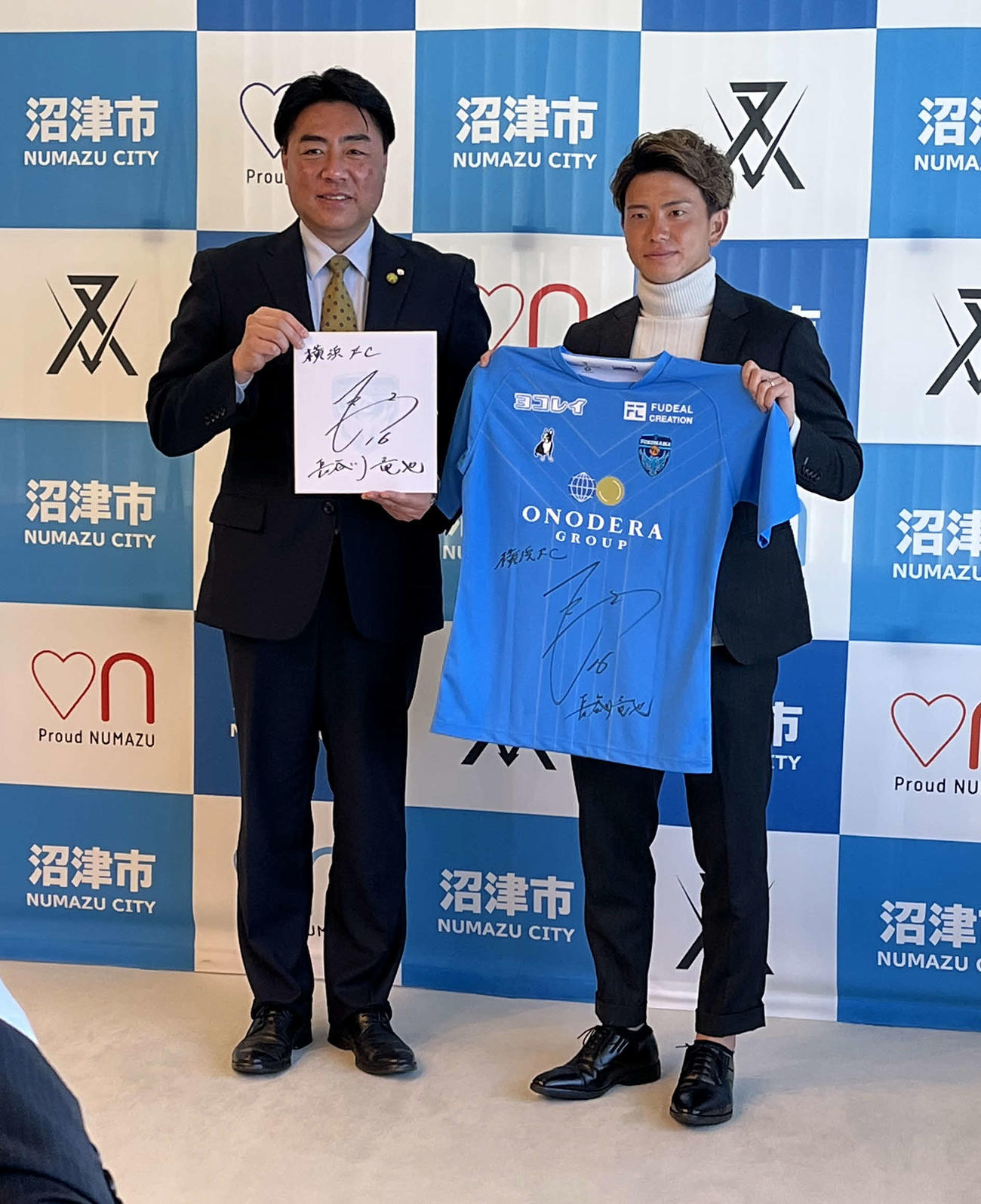 記念写真に納まる横浜FC長谷川（右）と頼重市長