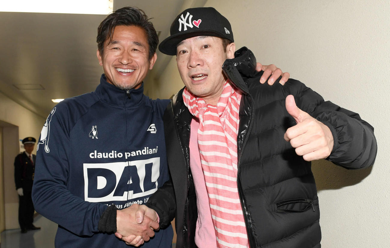 観戦に駆けつけた田原俊彦（右）と握手を交わすFWカズ（2019年4月7日撮影）