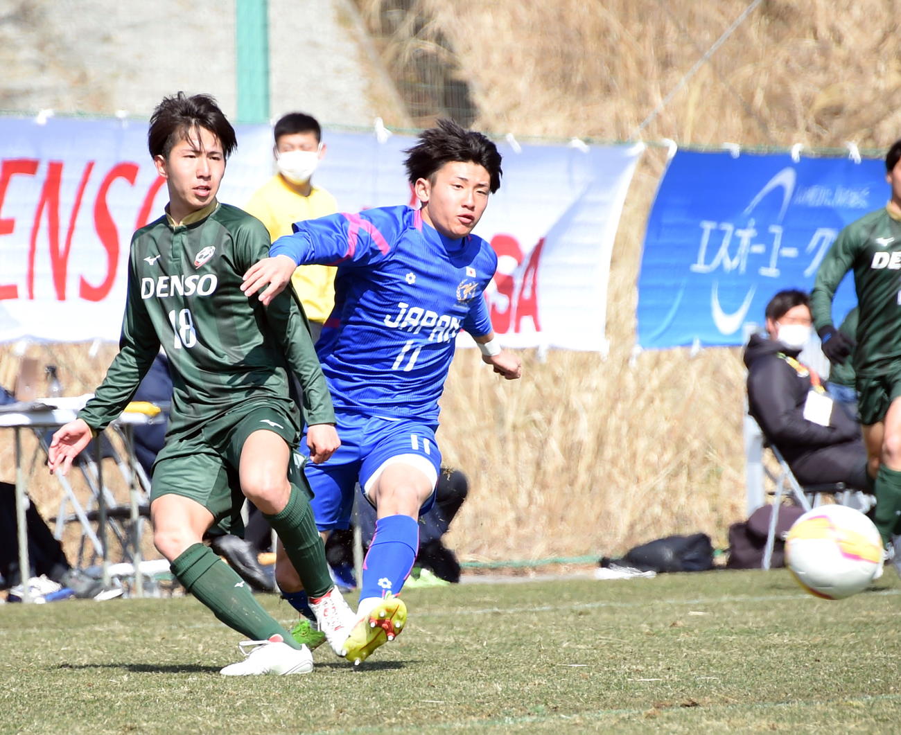 相手にプレッシャーをかける日本高校選抜MF藤森（右）