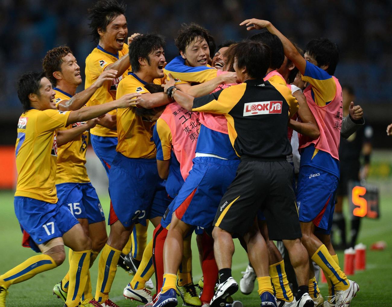 12年9月、川崎F戦で逆転ゴールを決めイレブンに祝福される梁