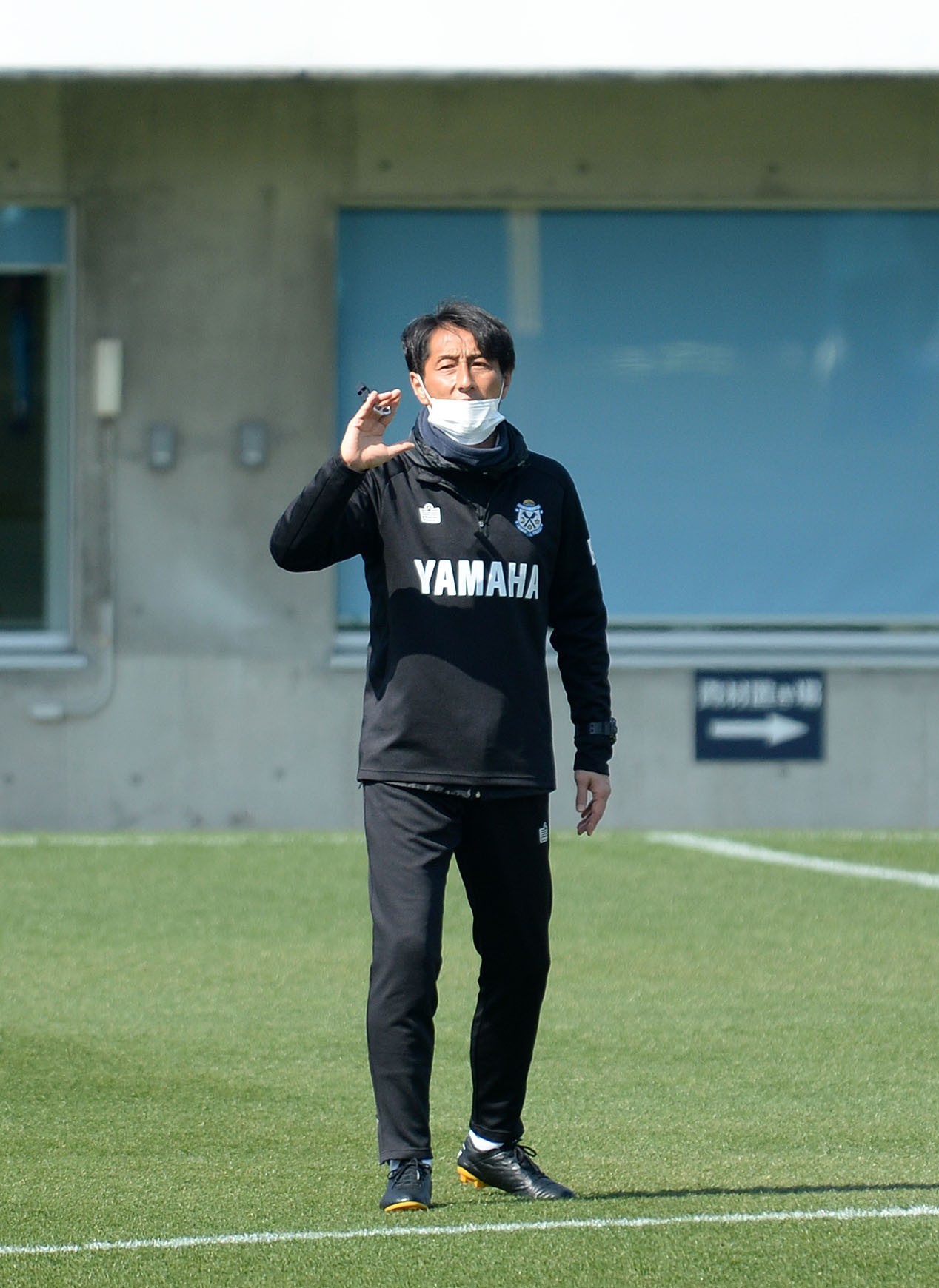 選手に指示を出す磐田の伊藤監督
