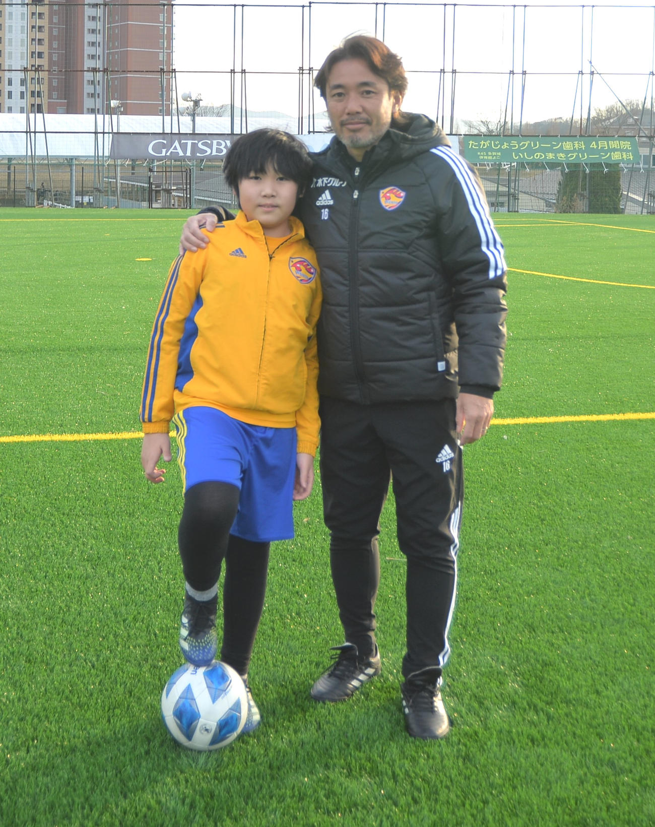11歳の誕生日を迎えた瀬川虎くん（左）と父誠さん