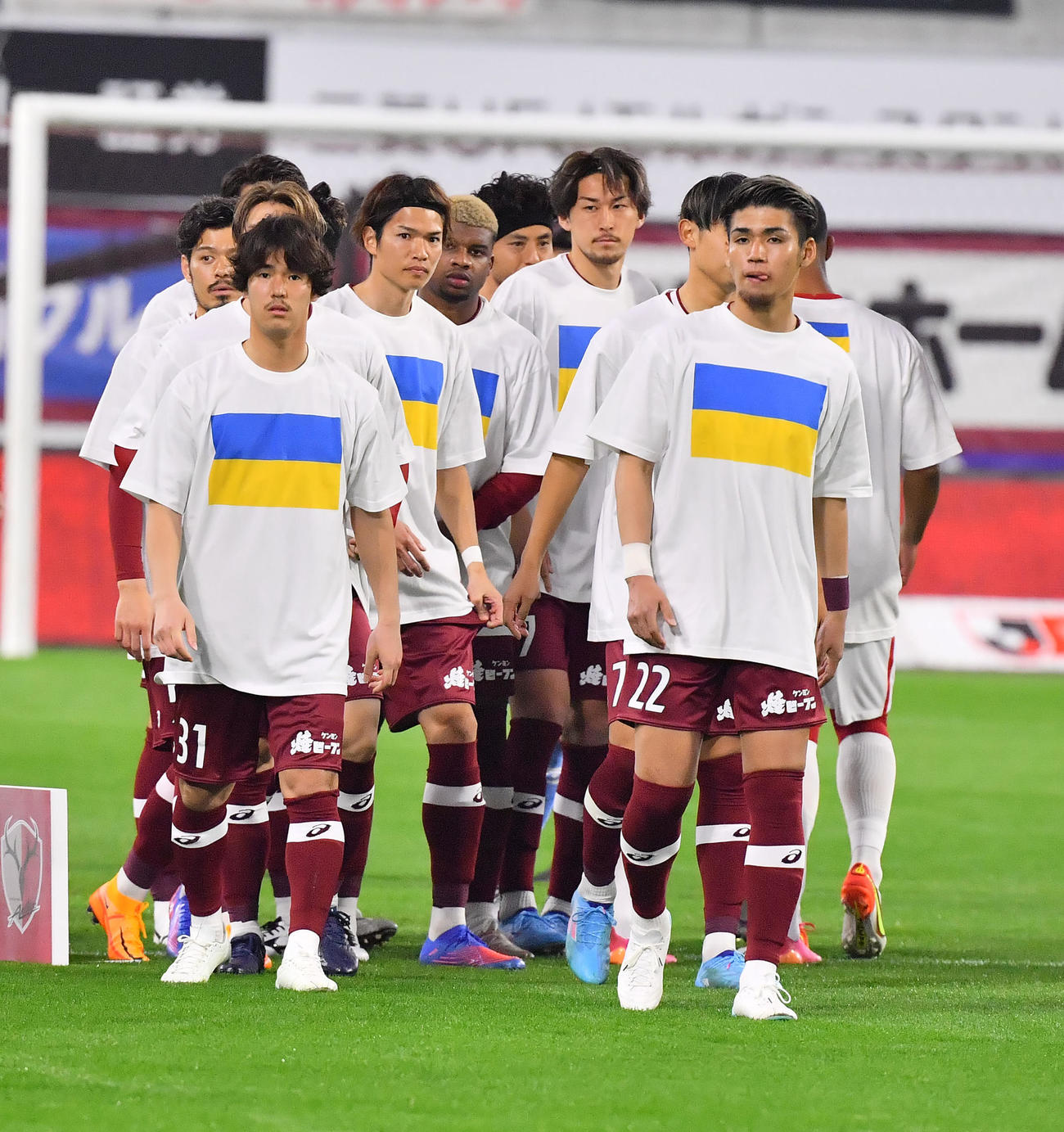 ウクライナ国旗をプリントしたTシャツを着用し入場する神戸の選手ら（撮影・和賀正仁）（撮影・和賀正仁）