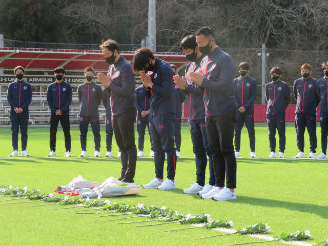 東日本大震災から11年を迎えた3月11日、J3いわきFCは練習施設のいわきFCパークで犠牲者への献花と黙とうを行った