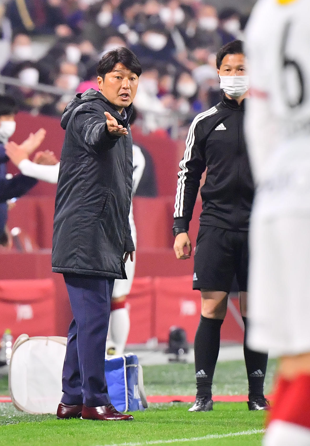 神戸対鹿島　後半、審判に抗議する神戸三浦監督（撮影・和賀正仁）