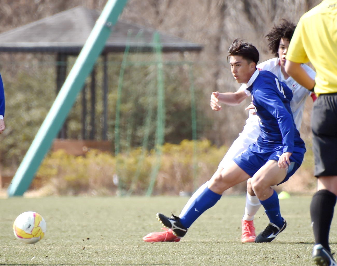 前半、競り合うU－20全日本大学選抜MF安斎（手前）と日本高校選抜DFチェイス・アンリ