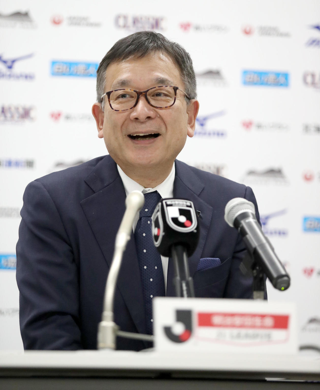笑顔で会見に臨むJリーグ村井チェアマン（撮影・佐藤翔太）