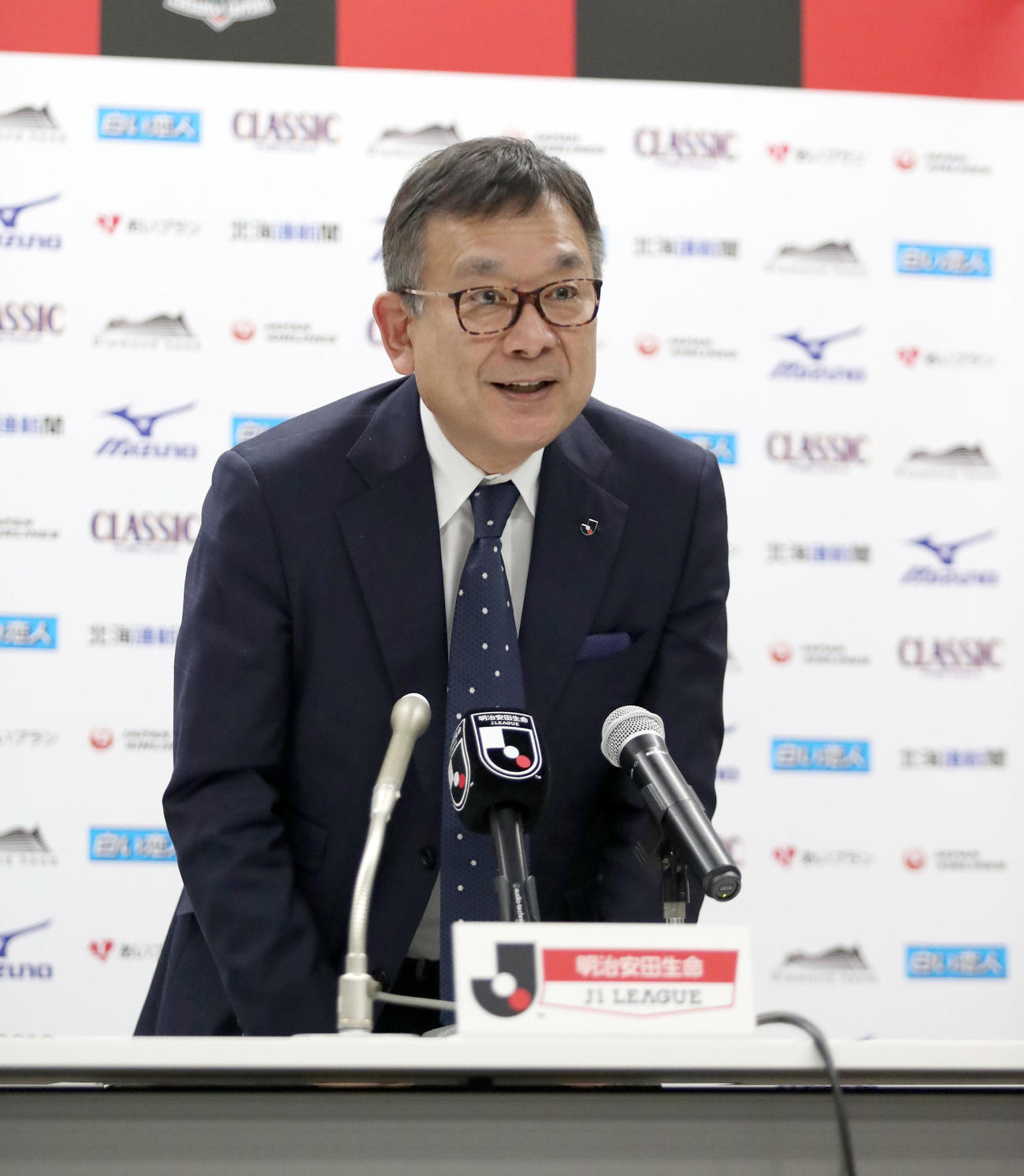 会見を終え席を立つJリーグ村井チェアマン（撮影・佐藤翔太）