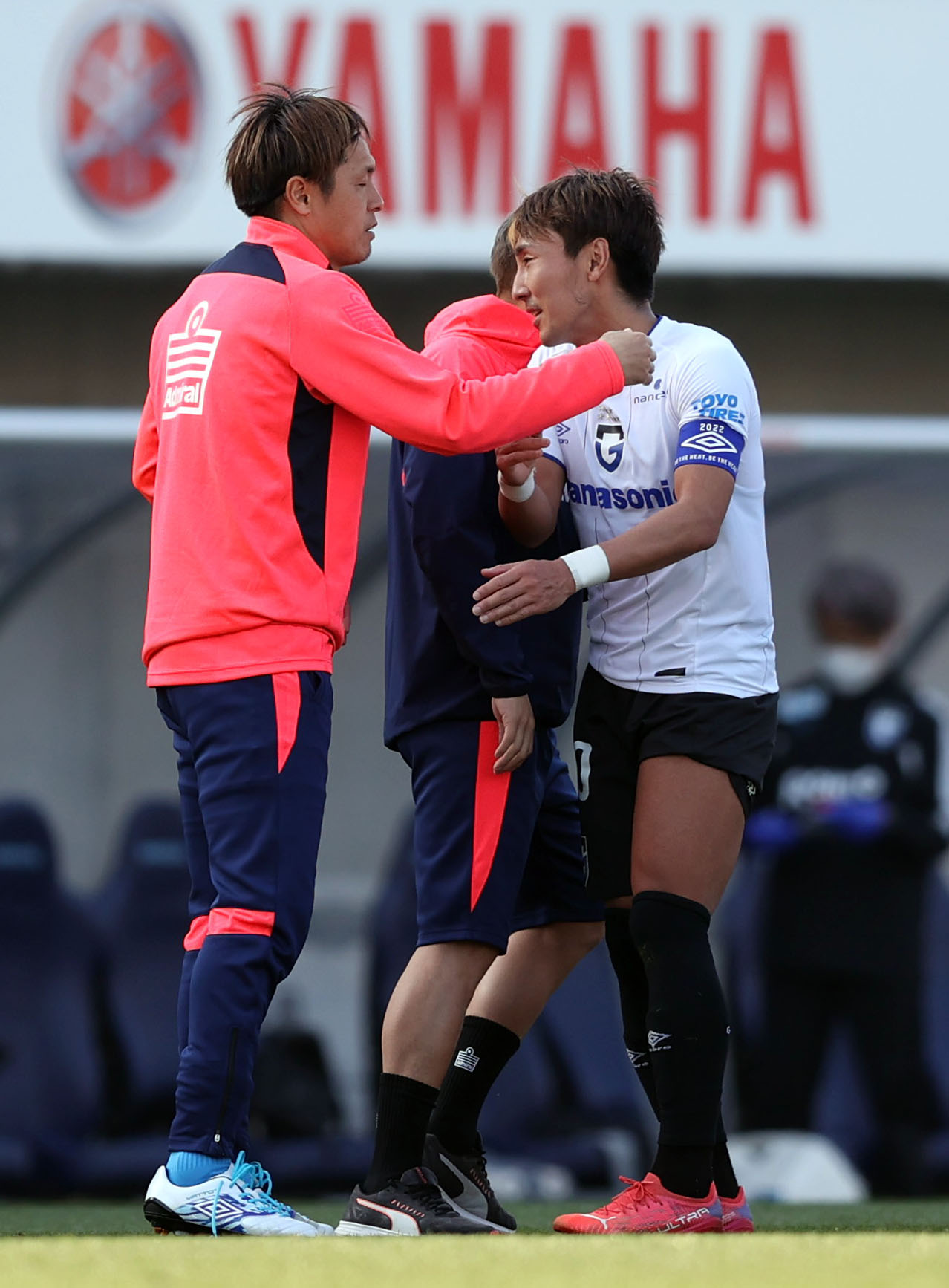 磐田対G大阪　引き分けに終わり、あいさつを交わす磐田遠藤（左）とG大阪倉田（撮影・狩俣裕三）