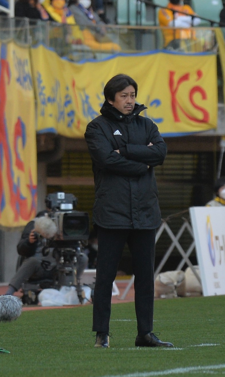 試合を見守る仙台原崎監督（撮影・佐藤究）