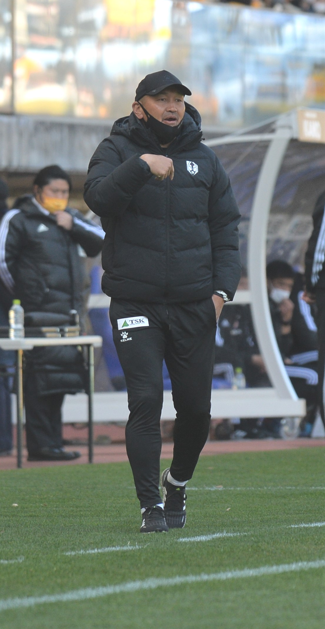 試合中に指示を送る岩手の秋田監督（撮影・佐藤究）