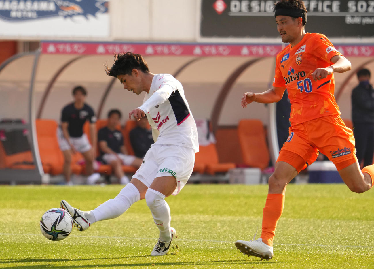 清水対C大阪　後半、ゴールを決めるC大阪上門（左）（撮影・横山健太）