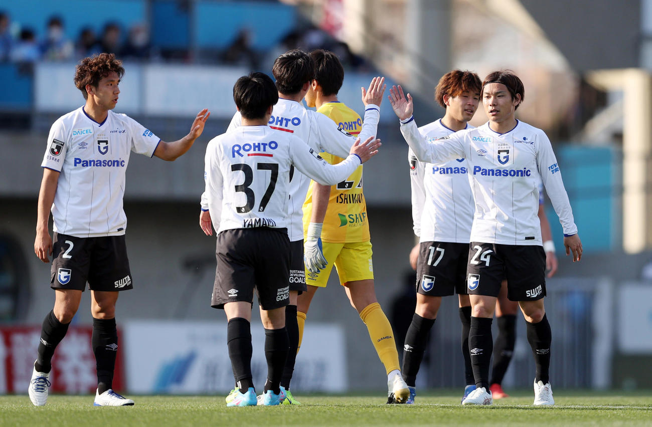 磐田対G大阪　引き分けに終わり、健闘を分かち合うG大阪の選手たち（撮影・狩俣裕三）