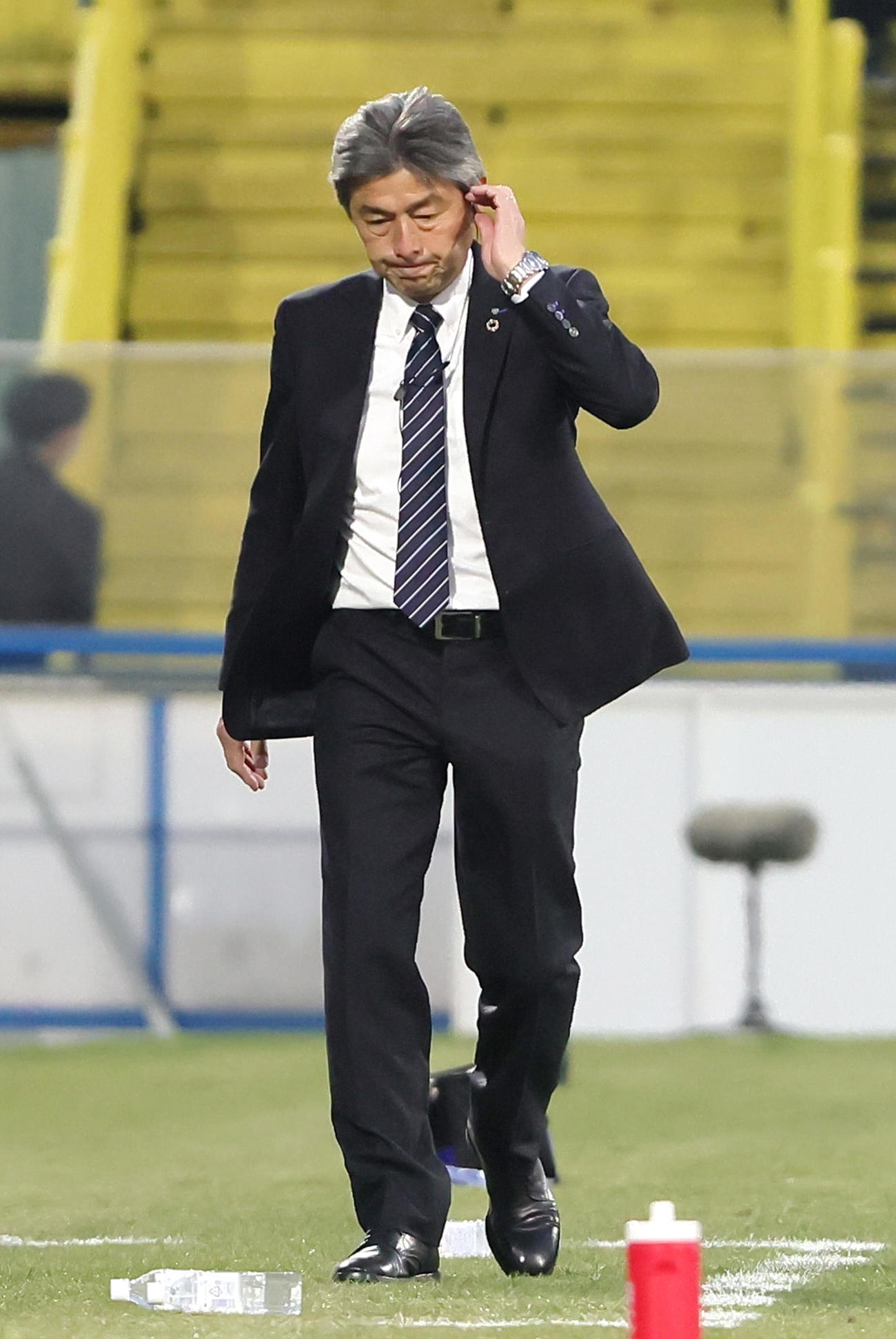 柏対福岡　後半、渋い顔を見せる福岡長谷部監督（撮影・足立雅史）