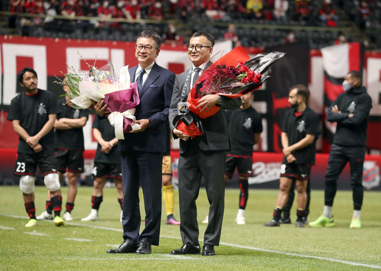 札幌対横浜　試合終了後、退任するJリーグ村井チェアマン（左）と記念撮影をする次期チェアマンの札幌野々村会長（撮影・佐藤翔太）