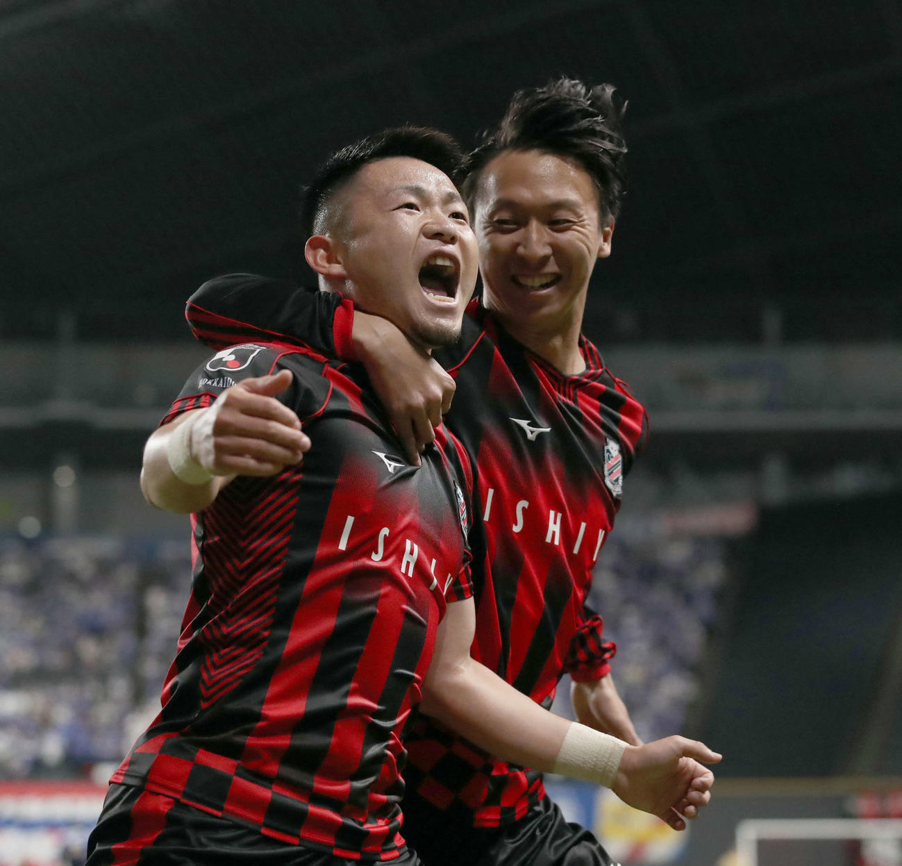 札幌対横浜　後半、ゴールを決め駆け出す札幌菅（左手前）（撮影・佐藤翔太）