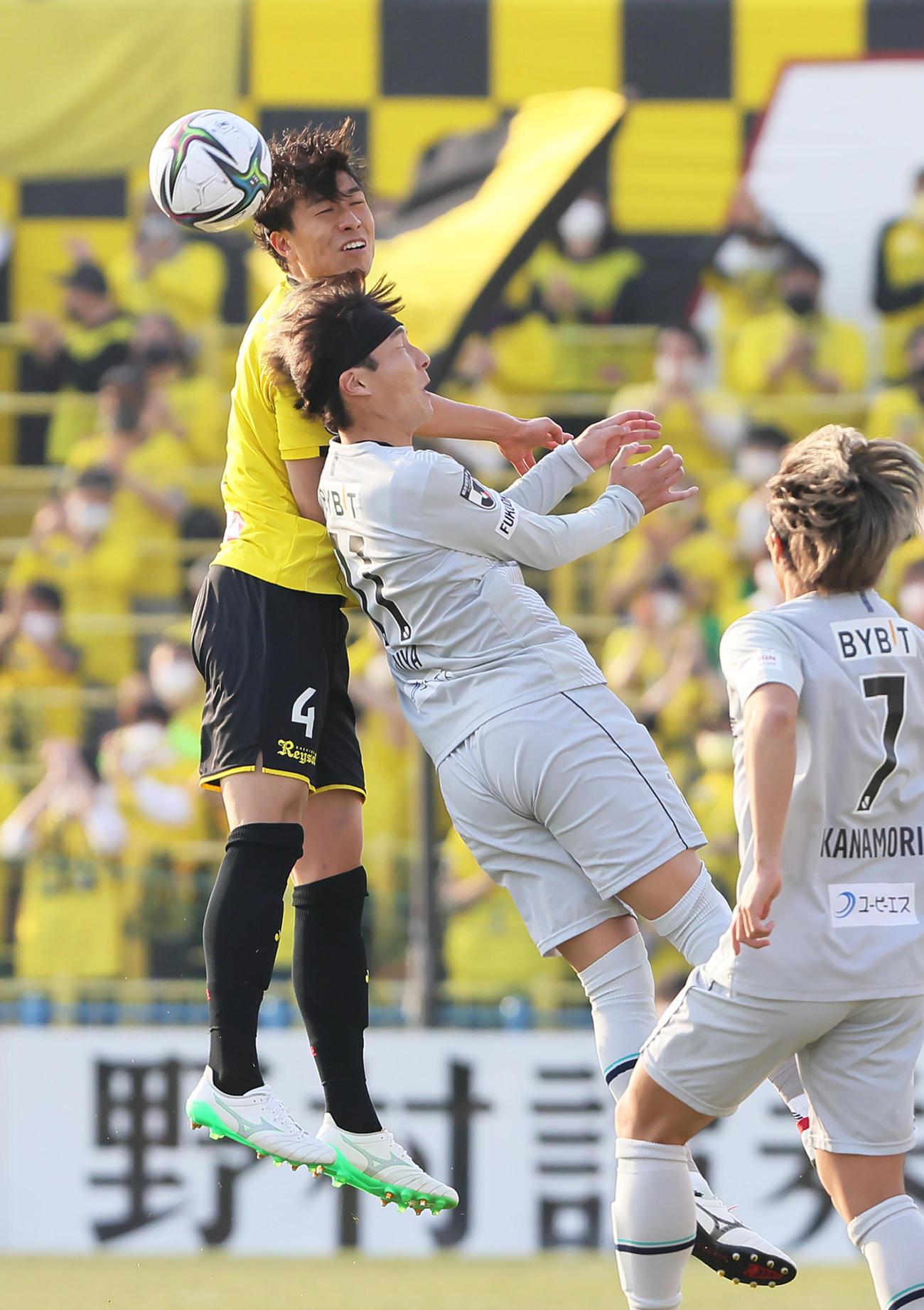 柏対福岡　前半、頭で競り合う柏古賀（左）と福岡山岸（撮影・足立雅史）
