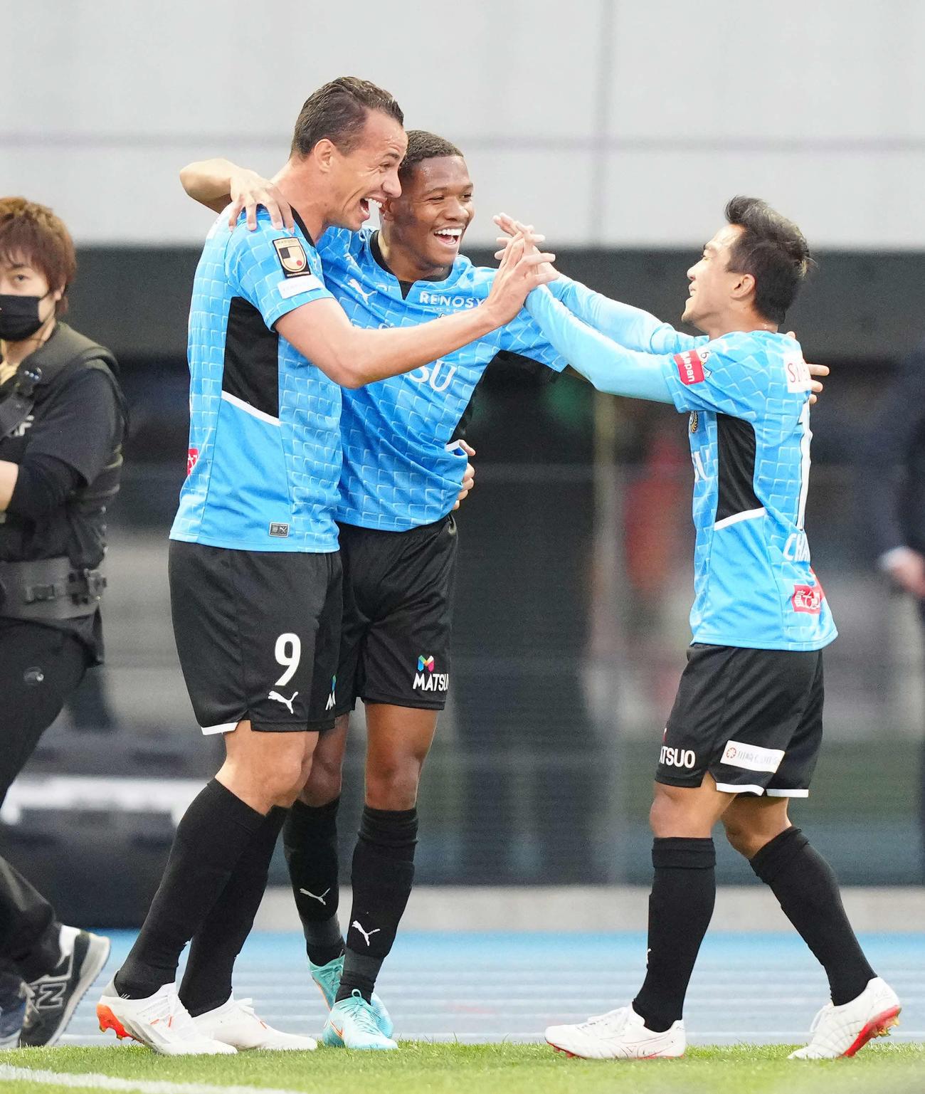 川崎F対名古屋　前半、先制ゴールを決め喜ぶ川崎Fマルシーニョ（中央）。左はダミアン、右はチャナティップ（撮影・江口和貴）