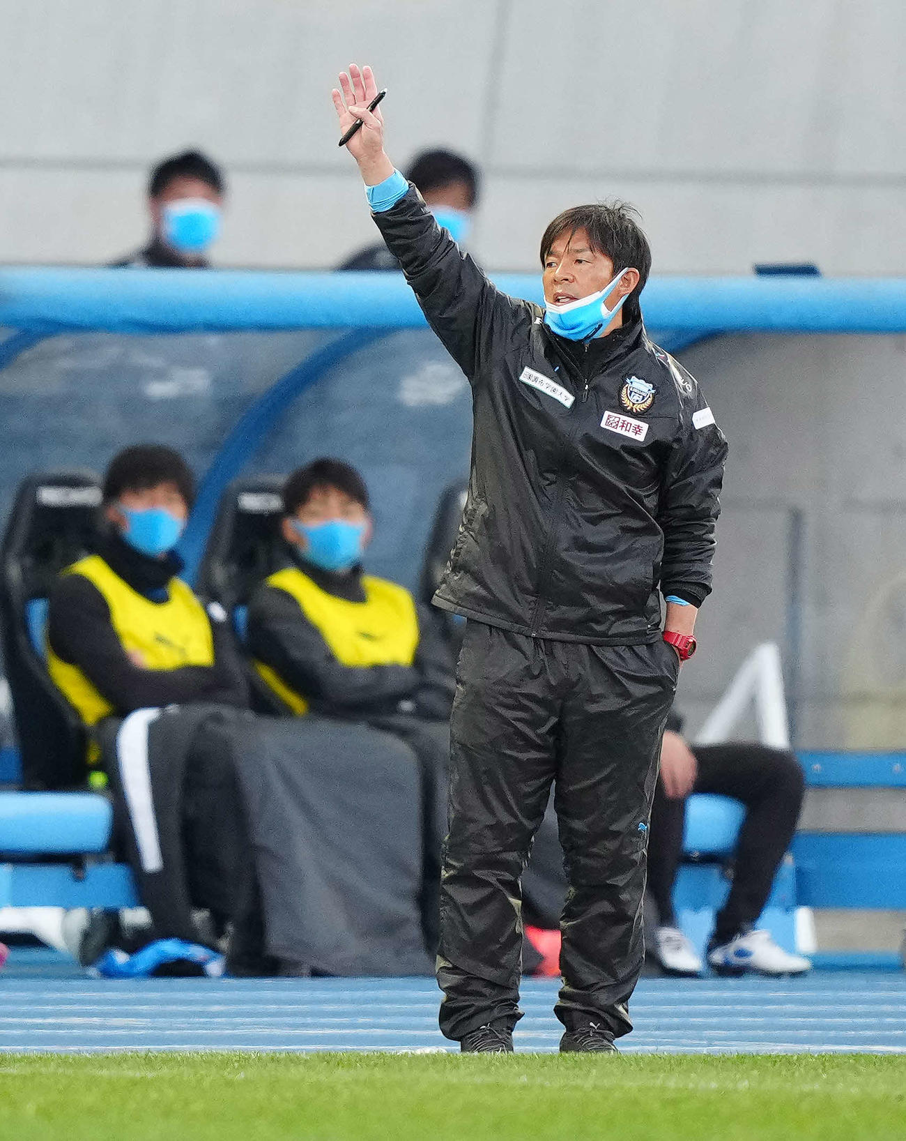 川崎F対名古屋　前半、マイボールをアピールする川崎F鬼木監督（撮影・江口和貴）