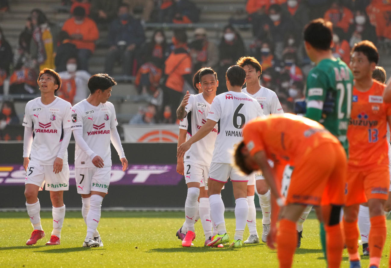清水対C大阪　清水に勝利しタッチを交わすC大阪イレブン（撮影・横山健太）