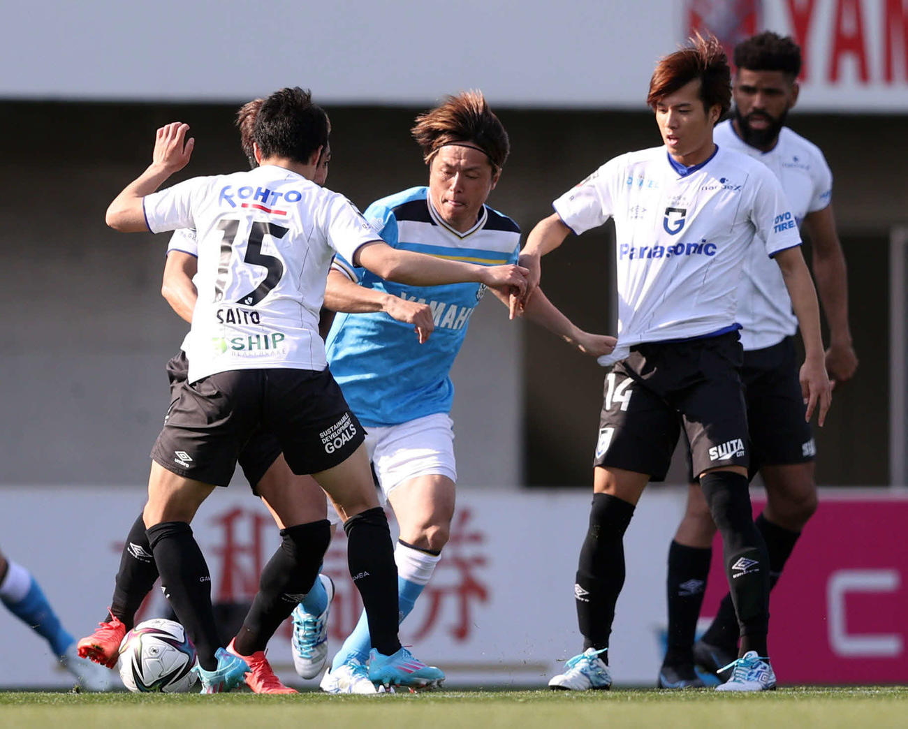 磐田対G大阪　後半、相手に囲まれながらボールを追う磐田遠藤（中央）（撮影・狩俣裕三）