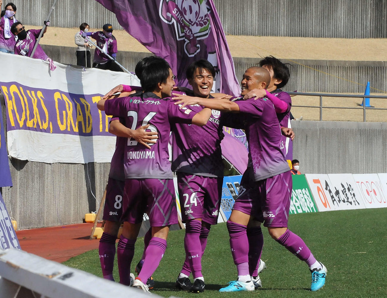 チームメートと先制点を喜ぶ藤枝久保（中央）