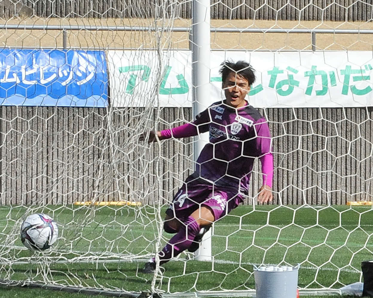 前半7分に先制点を挙げた藤枝久保