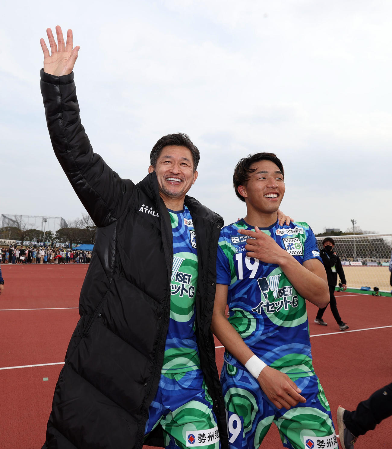 鈴鹿対青森　試合後、鈴鹿三宅（右）といっしょにサポーターにあいさつするカズ（撮影・狩俣裕三）