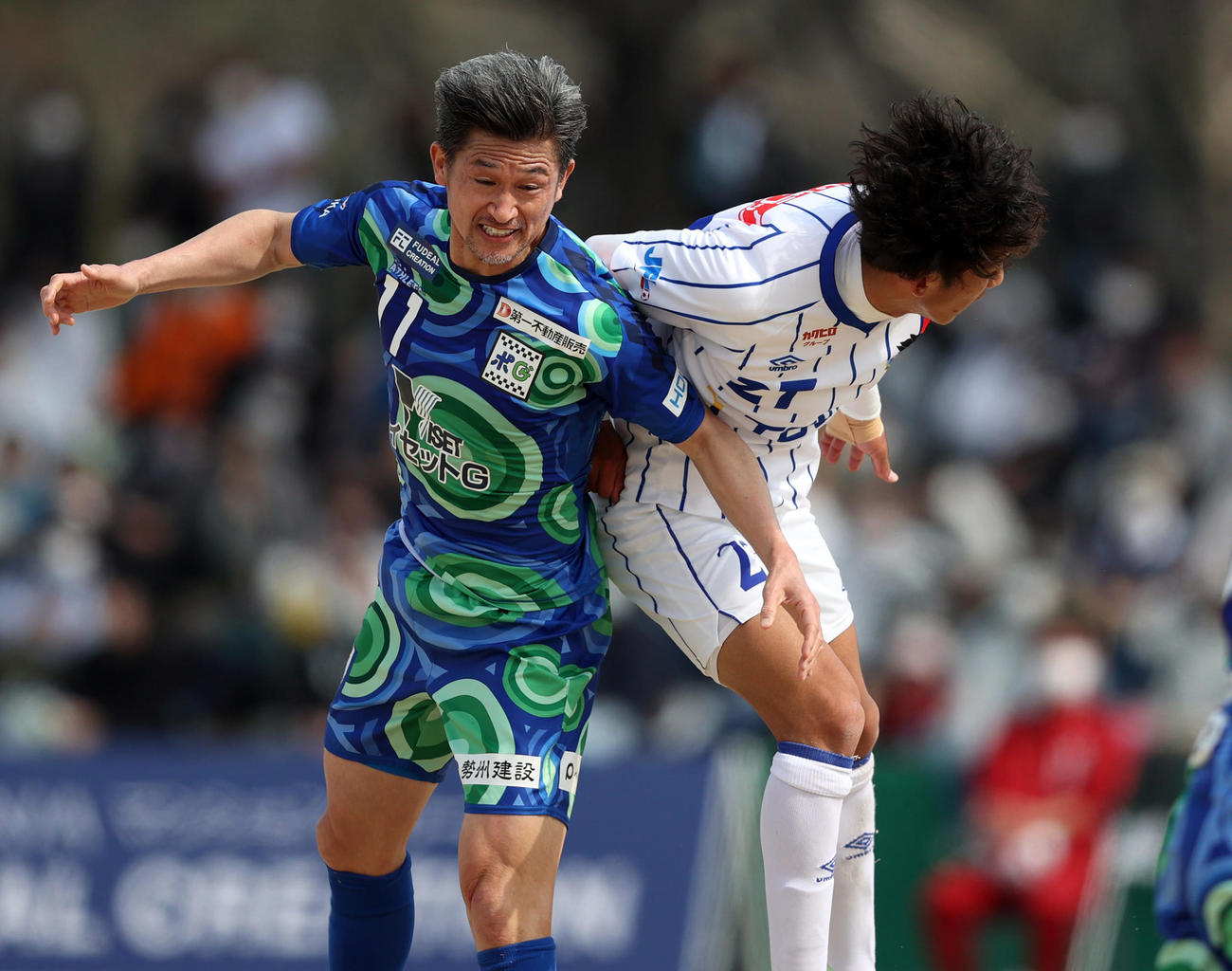 鈴鹿対青森　前半、ゴール前で競り合う鈴鹿カズ（撮影・狩俣裕三）