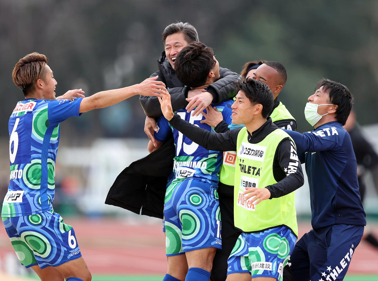 鈴鹿対青森　後半、味方の追加点でベンチから飛び出し喜び合う鈴鹿カズ（中央）（撮影・狩俣裕三）