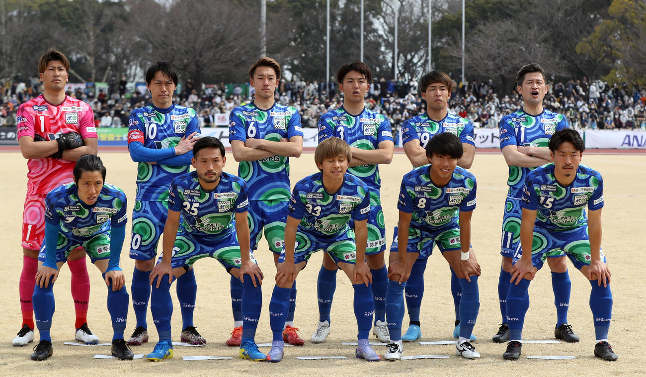 鈴鹿対青森　試合前、記念撮影するカズ（後方右端）ら鈴鹿の選手たち（撮影・狩俣裕三）