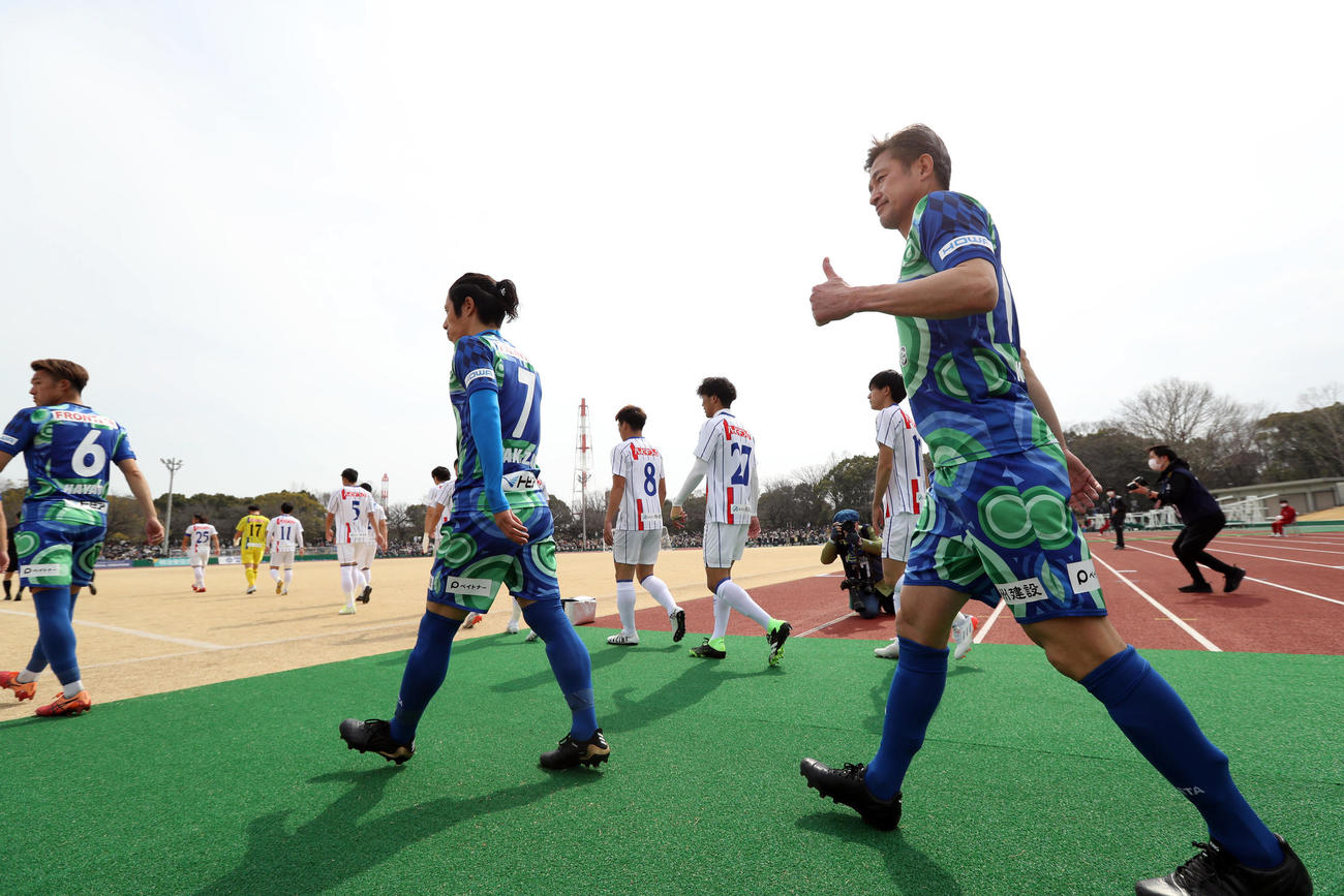鈴鹿対青森　試合前、ピッチに入る鈴鹿カズ（右）（撮影・狩俣裕三）