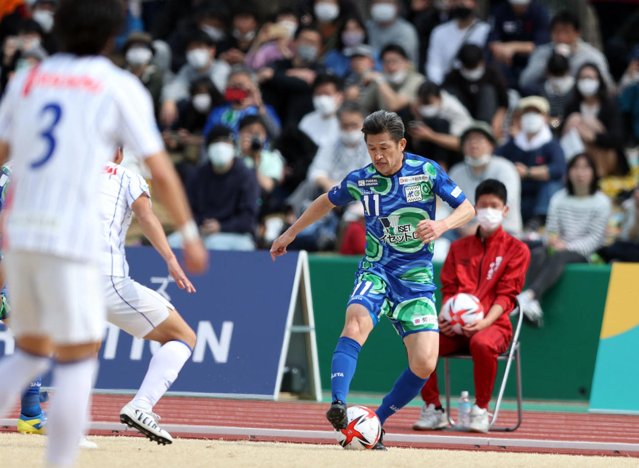 鈴鹿対青森　前半、またぎフェイントで相手を交わす鈴鹿カズ（撮影・狩俣裕三）