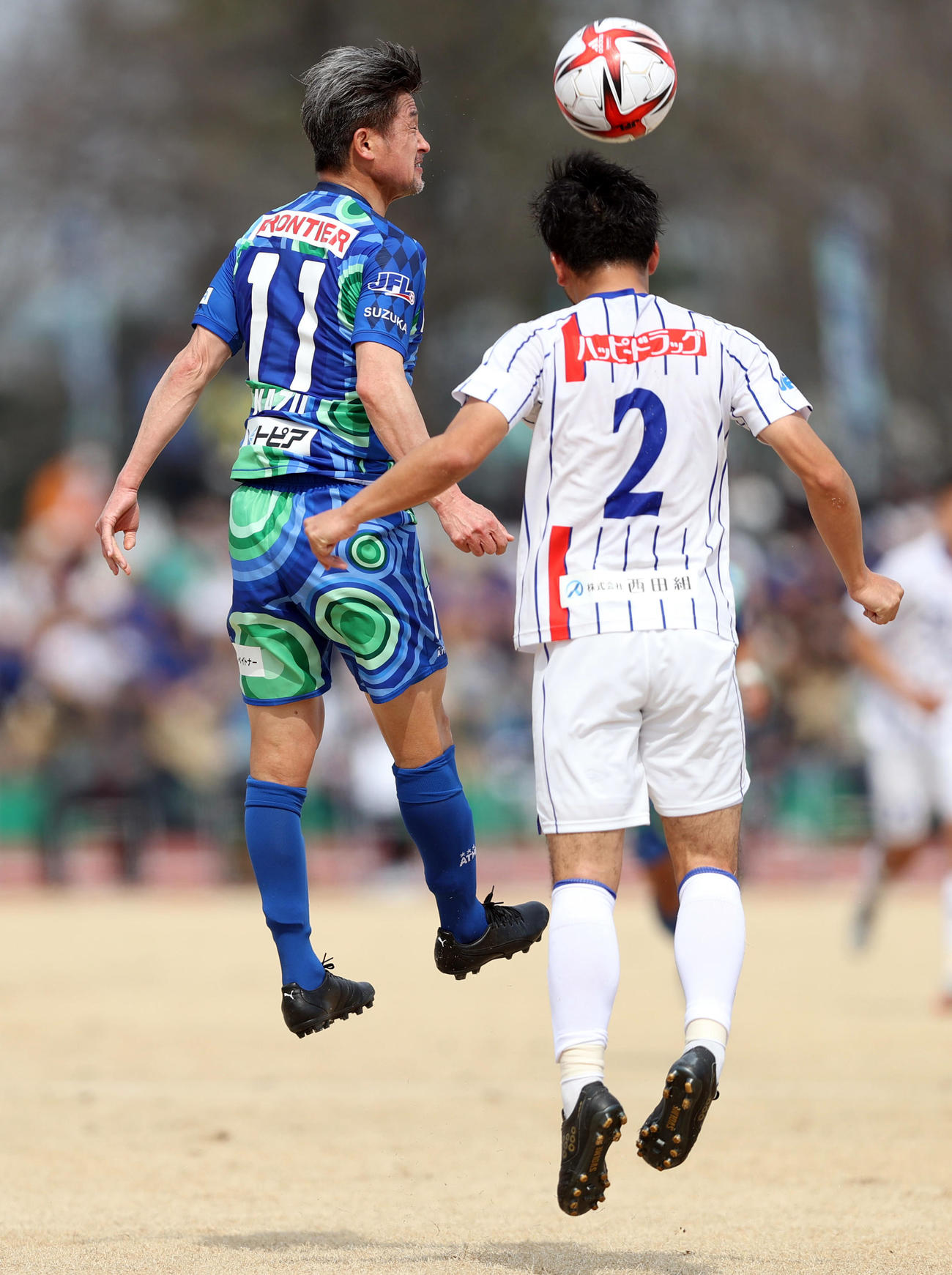鈴鹿対青森　前半、ヘディングで競り勝つ鈴鹿カズ（撮影・狩俣裕三）