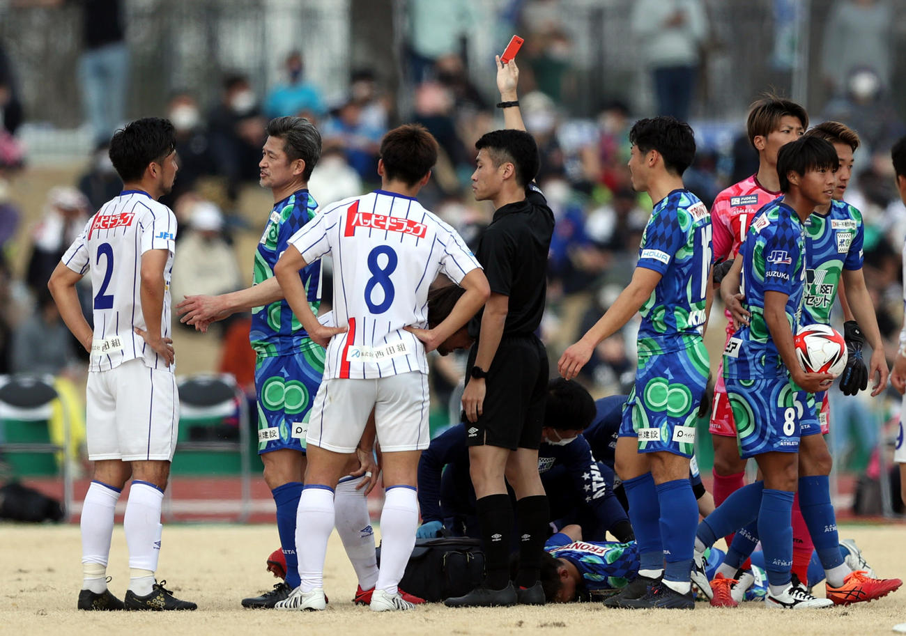 鈴鹿対青森　前半、ヒートアップした相手をなだめる鈴鹿カズ（左から2人目）（撮影・狩俣裕三）