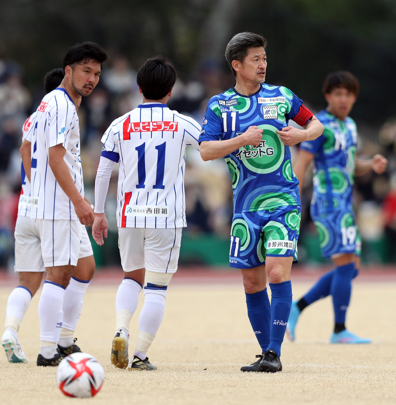 鈴鹿対青森　後半、ベンチに向かって指示を出す鈴鹿カズ（右）（撮影・狩俣裕三）